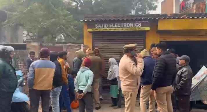 Kanpur Man opens fire on his brother and mother who intervened in a dispute bullet hits erickshaws headlight