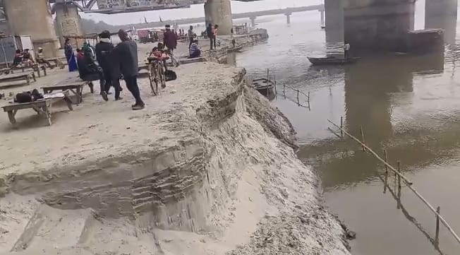 Kanpur A 20 foot deep trench has formed at Ganga ghats in Shuklaganj administration is unaware of the erosion