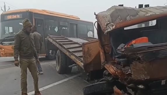 Kanpur Accident Dense fog causes havoc on highway truck and  DCM  collide headon driver died