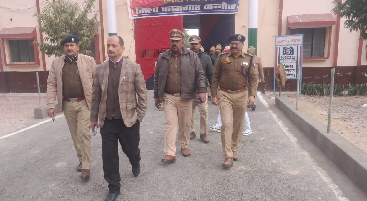 Kannauj jail break Two prisoners escaped from jail by climbing over 22-foot-high wall rope made of blankets