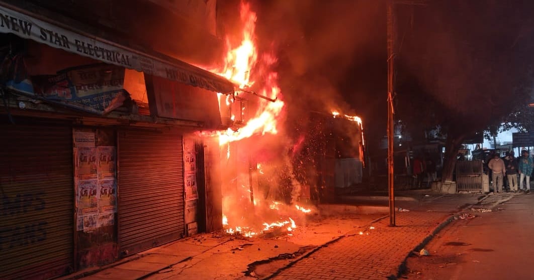 Unnao Massive fire in departmental store goods worth Rs 15 lakh destroyed fire tenders brought under control