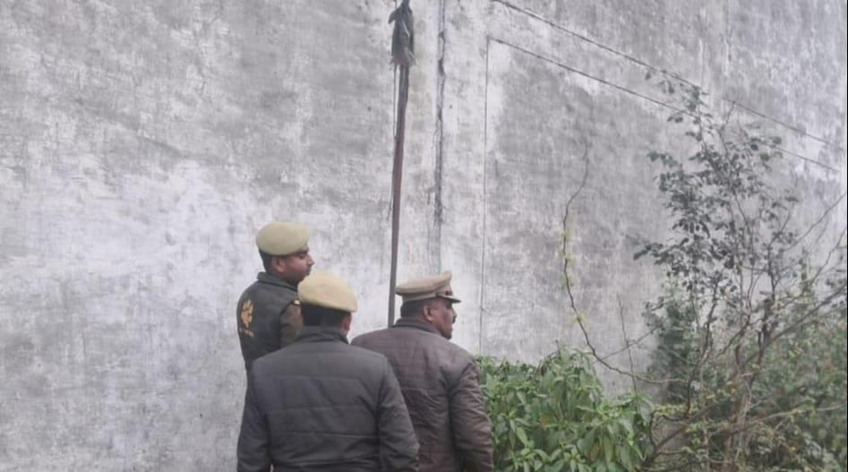 Kannauj jail break Two prisoners escaped from jail by climbing over 22-foot-high wall rope made of blankets