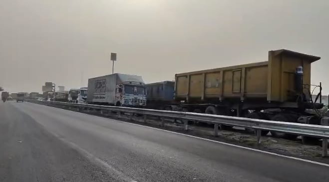 Kanpur Traffic jam on Jajmau Ganga Bridge NHAI repair work causes chaos three kilometer long queue of vehicles