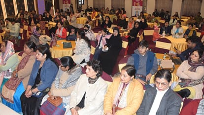 Amar Ujala Bonus program women received investment tips in Varanasi