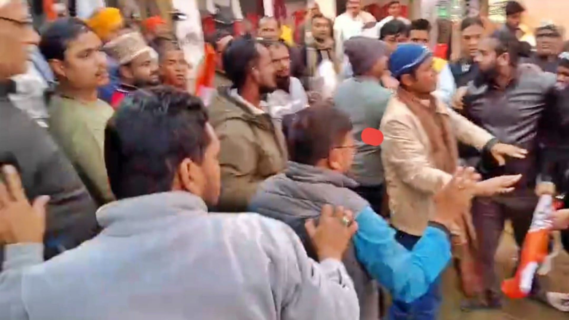 कांग्रेस कार्यकर्ताओं में चलीं लाठियां