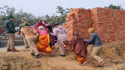 Meerut: Farmers thrown away during protest in Ganganagar, compensation was fixed at Rs 30 per yard