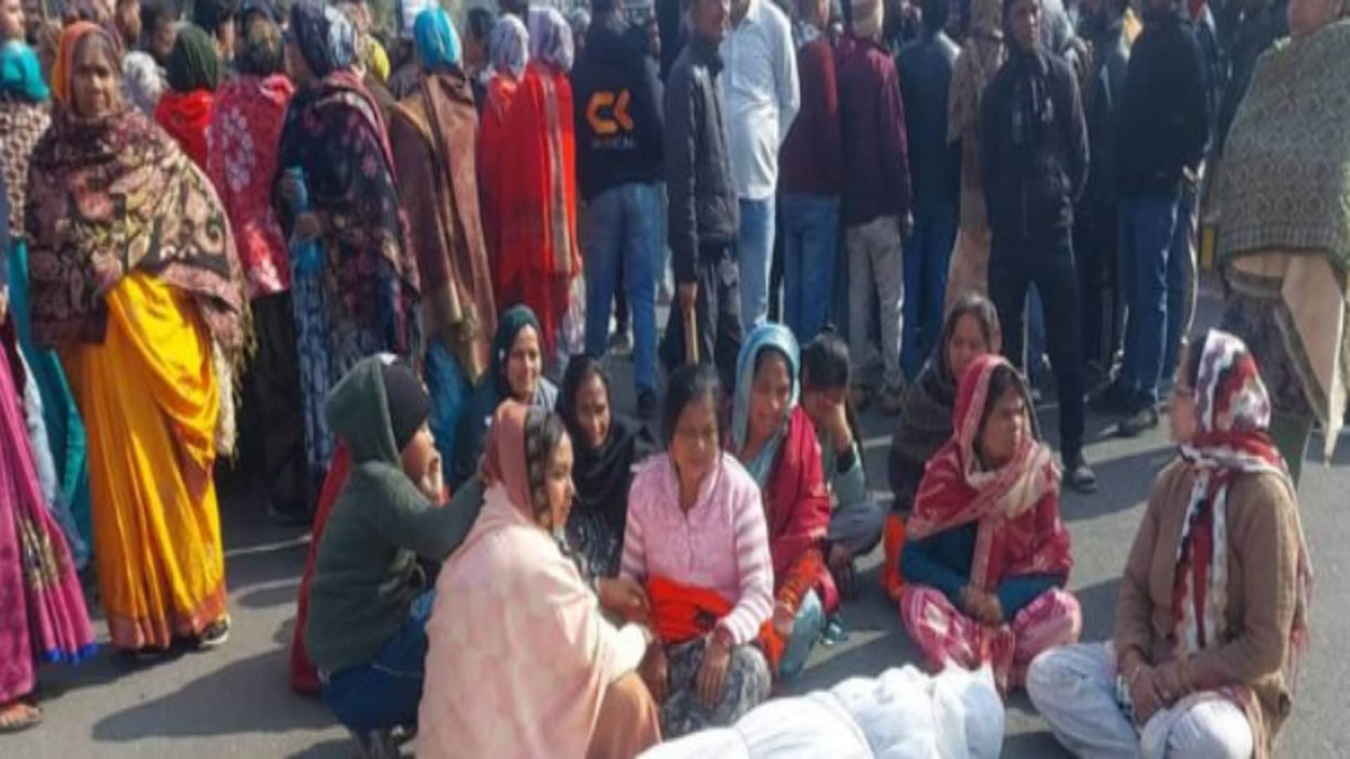 आक्रोशित परिजनों ने मृतक के शव को रखकर किया चक्का जाम
