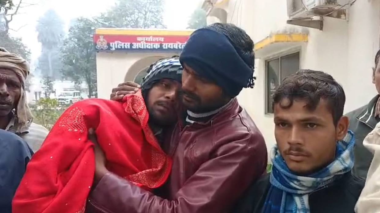 Raebareli: Police officers were forcibly trying to make them confess to theft... when they refused, they were
