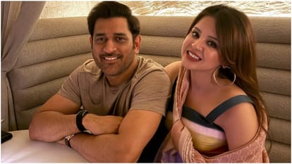 Dhonis candid picture with wife Sakshi, daughter Ziva goes viral see