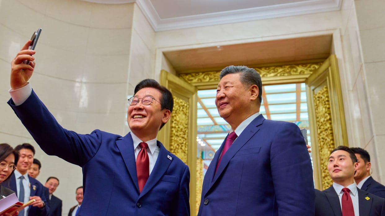 South Korea prez Lee Takes Selfie With Xi Using Chinese Phone He Was Gifted jinping says check backdoor