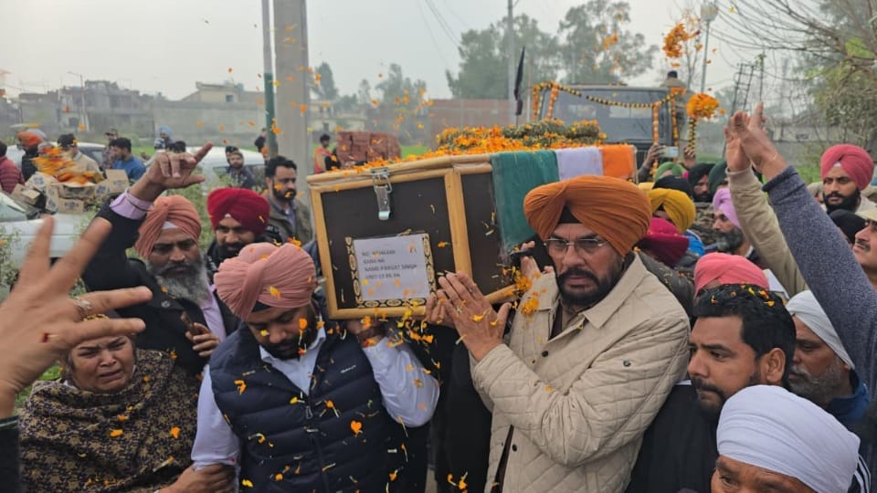 MLA Dhaliwal shouldered the coffin of martyred Naib Subedar Pargat Singh