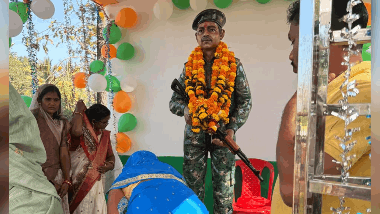 शहीद प्रधान आरक्षक बुधराम की प्रतिमा का अनावरण