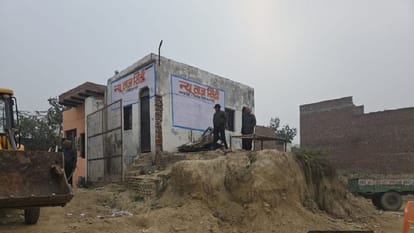 ताज के पास अवैध काॅलोनी ध्वस्त।