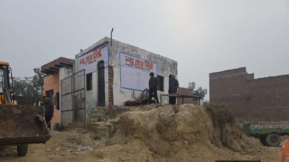 ADA demolished an illegal colony near Taj Mahal in agra