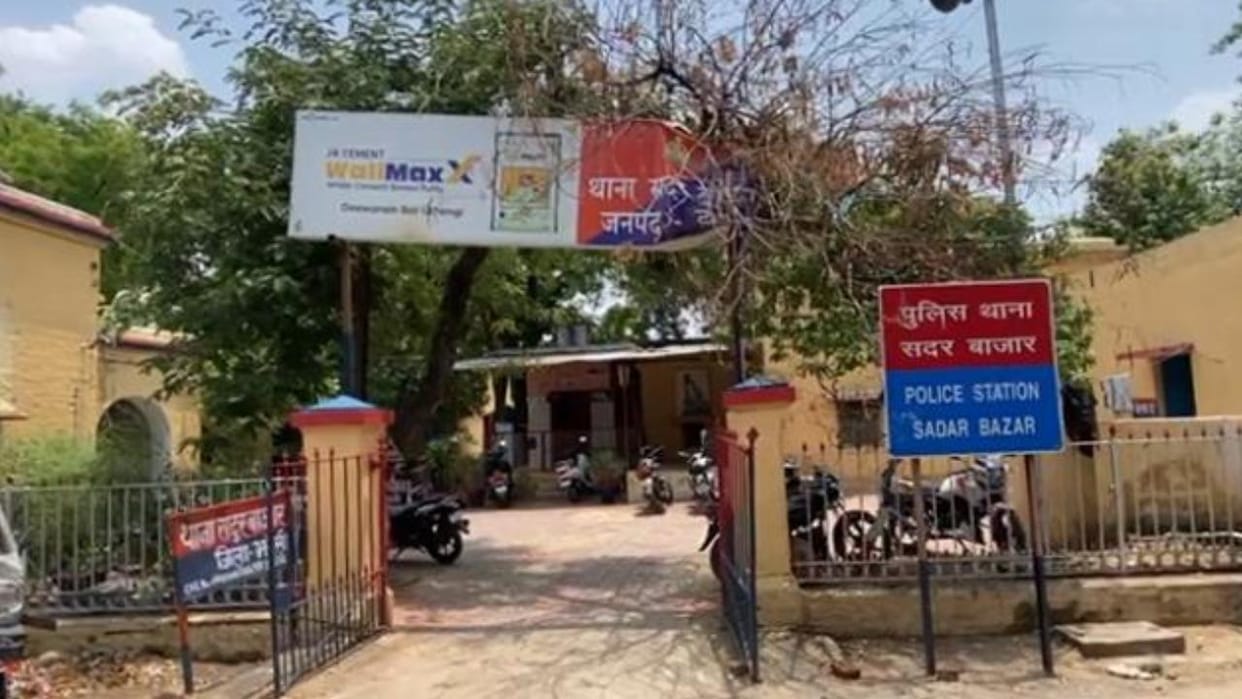 Jhansi: Women clash over picking Jamun fruit; Sadar Bazar police register a case.