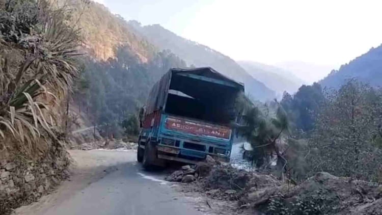 Chamoli: सिमली देवाल वाण मोटर मार्ग के पास नदी में गिरने से बाल-बाल बचा वाहन, यहां 20 मी.सड़क है धंसी हुई