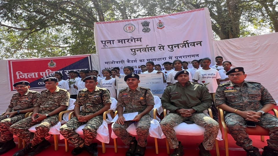 26 Naxalites surrender in Sukma 13 of the Maoists had a combined bounty of Rs 65 lakh on their heads in Chhatt