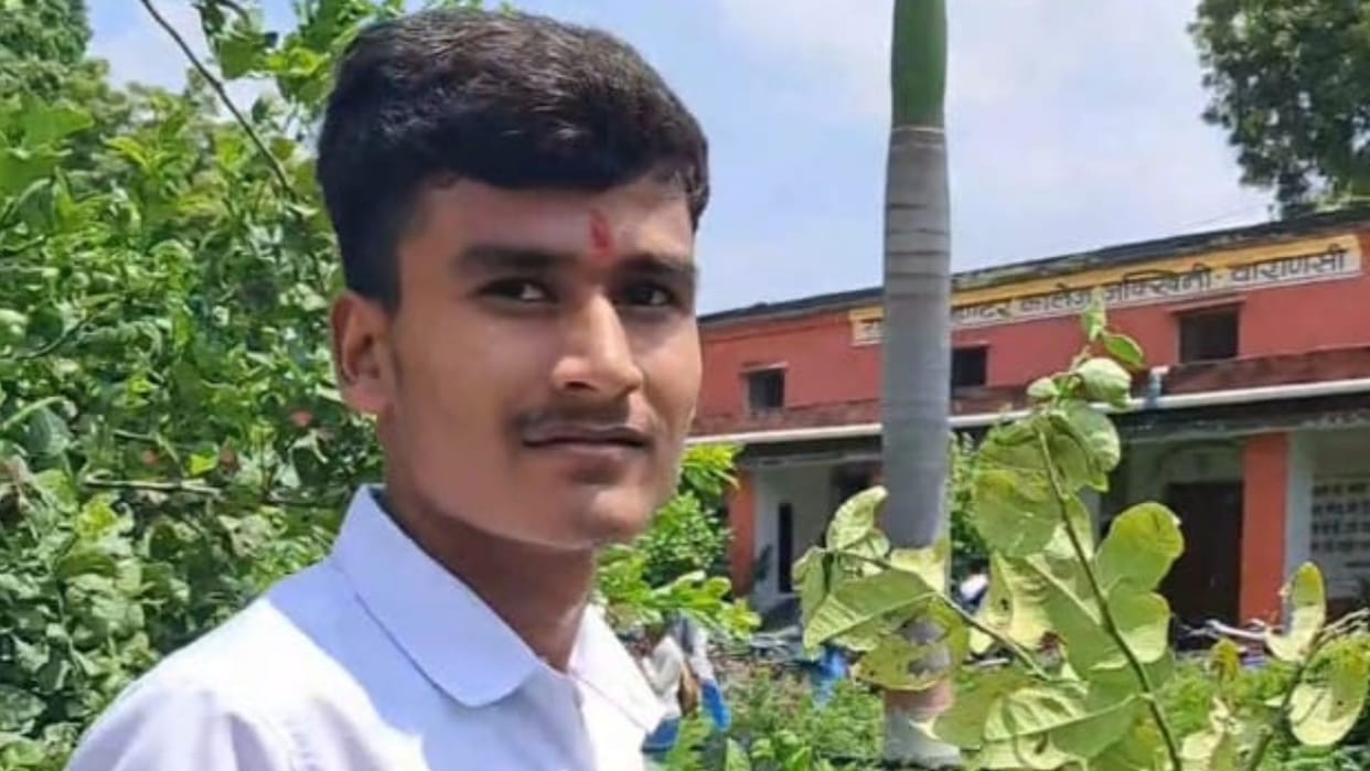 young man committed suicide by hanging himself in Varanasi face covered with plastic bag and cloth
