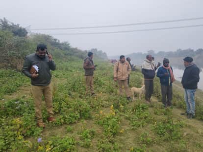 Amethi: Boatman murdered and his body thrown into Gomti river; slippers and blood stains found at the scene