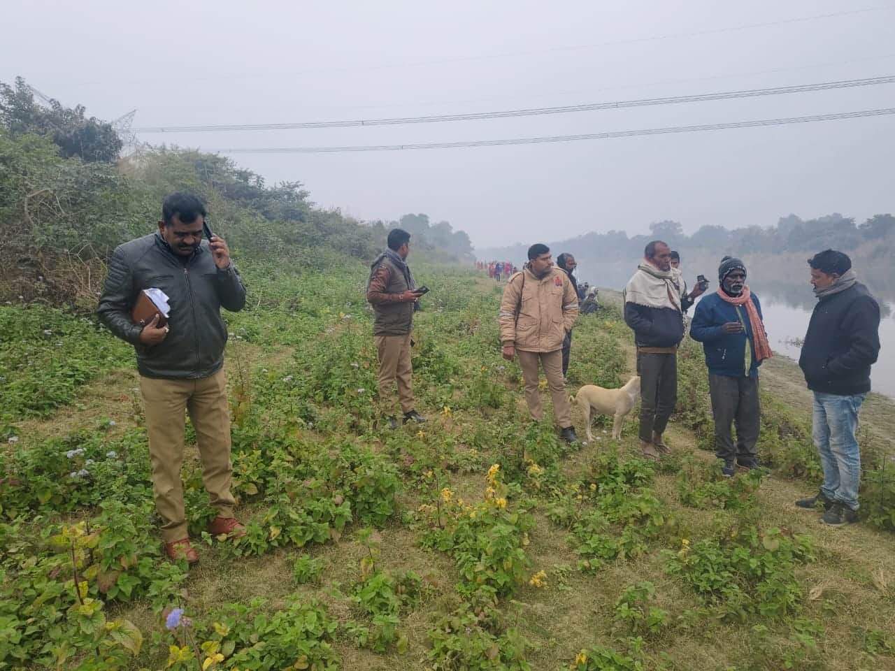 घटनास्थल पर जांच करते पुलिसकर्मी।