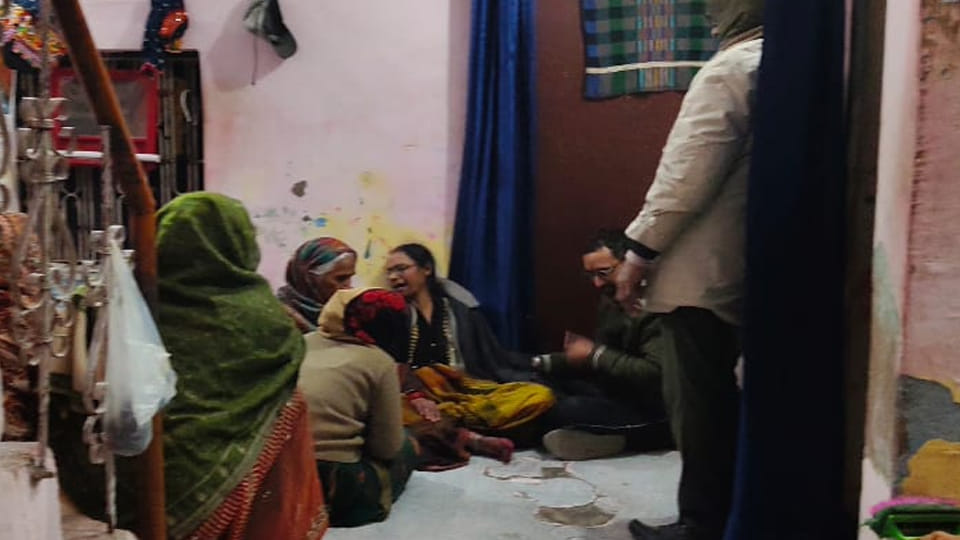 Kanpur: Property Dealer's Wife Commits Suicide by Hanging in Front of Her Young Child, Causing Chaos
