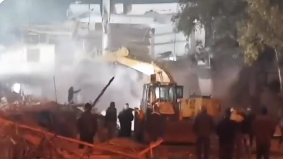 छावनी बना तुर्कमान गेट:मस्जिद के पास बुलडोजर एक्शन पर आक्रोश, भीड़ ने किया पुलिस पर पथराव; आंसू गैस का प्रयोग - Delhi Bulldozer Action By Mcd At An Encroachment Near ...