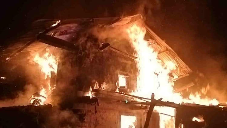 Uttarkashi: गुराड़ी में शॉर्ट सर्किट से लगी भीषण आग, तीन परिवारों के मकान जले, पशुओं की जलने से मौत