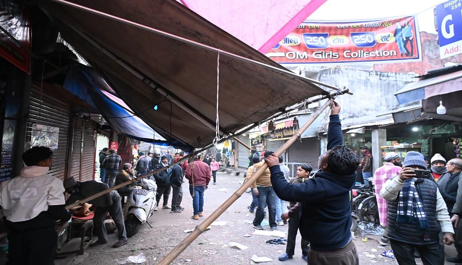 Two trolleys of goods spread outside the shops were seized; traders protested in haldwani