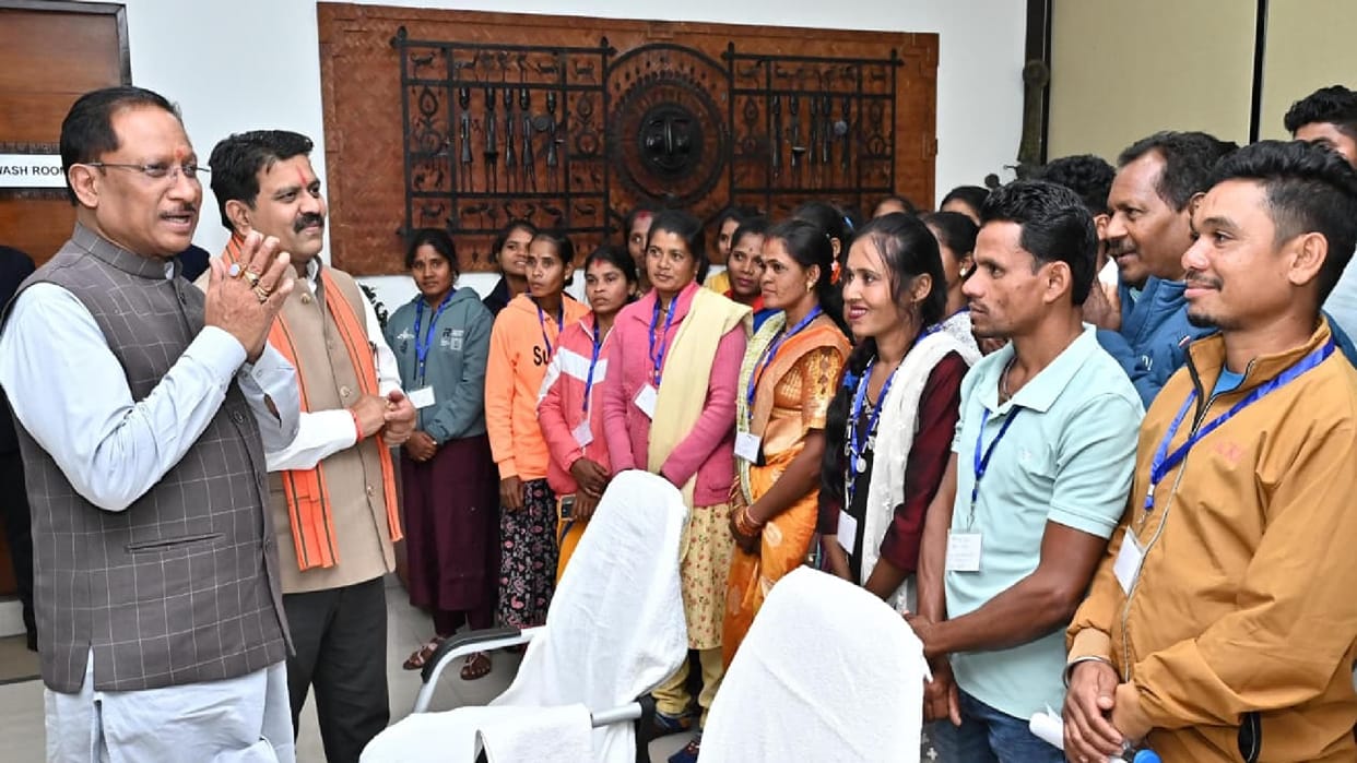 Government committed to all-round development of Bastar, CM interacts with Panchayat representatives of Sukma