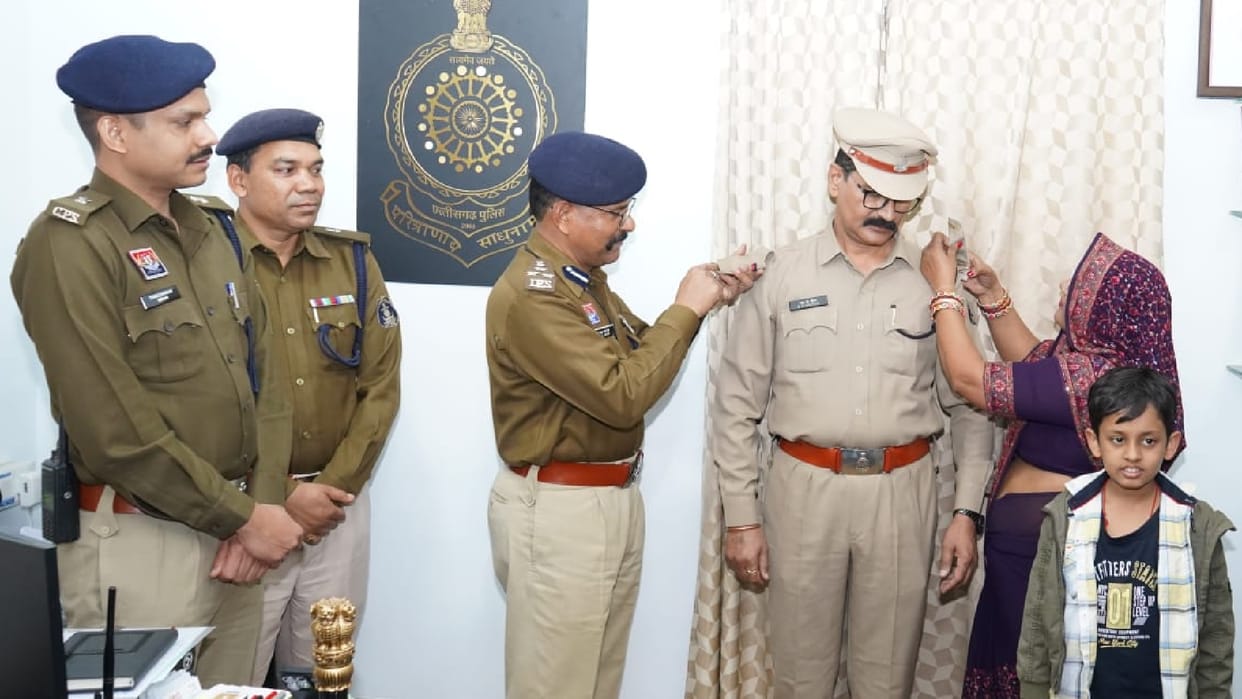 Eight assistant sub-inspector in Raipur become sub-inspector, SSP pointed stars on their shoulders