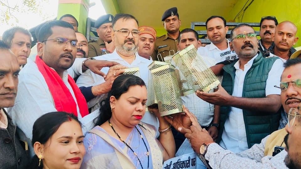 किसान कांग्रेस ने पिंजड़ा भेंट कर जताया विरोध