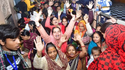 गणेश चौथ: चारों वेदों में वर्णित गजानन के दर्शन को लगी एक किमी लंबी लाइन, 3.50 लाख भक्तों ने किए दर्शन Ganesh Chaturthi celebration 3.50 lakh devotees visited Ganesh temple in Kashi