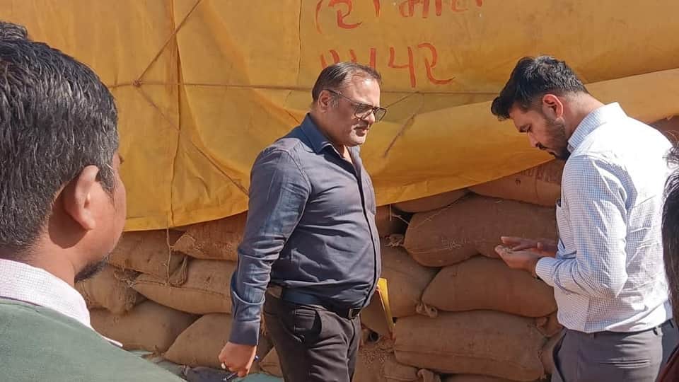 Adulterated paddy found at a procurement center in Bemetara, Chhattisgarh