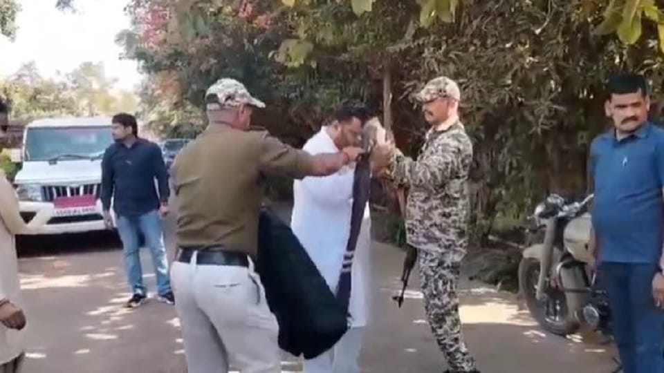 खुद पर डाला पेट्रोल, सुरक्षाकर्मियों ने रोका