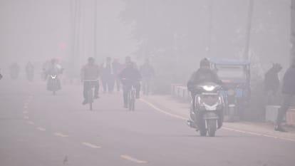 मंगलवार की सुबह ठंड और कोहरे की चादर ने राहगीरों को  खासा परेशान किया।