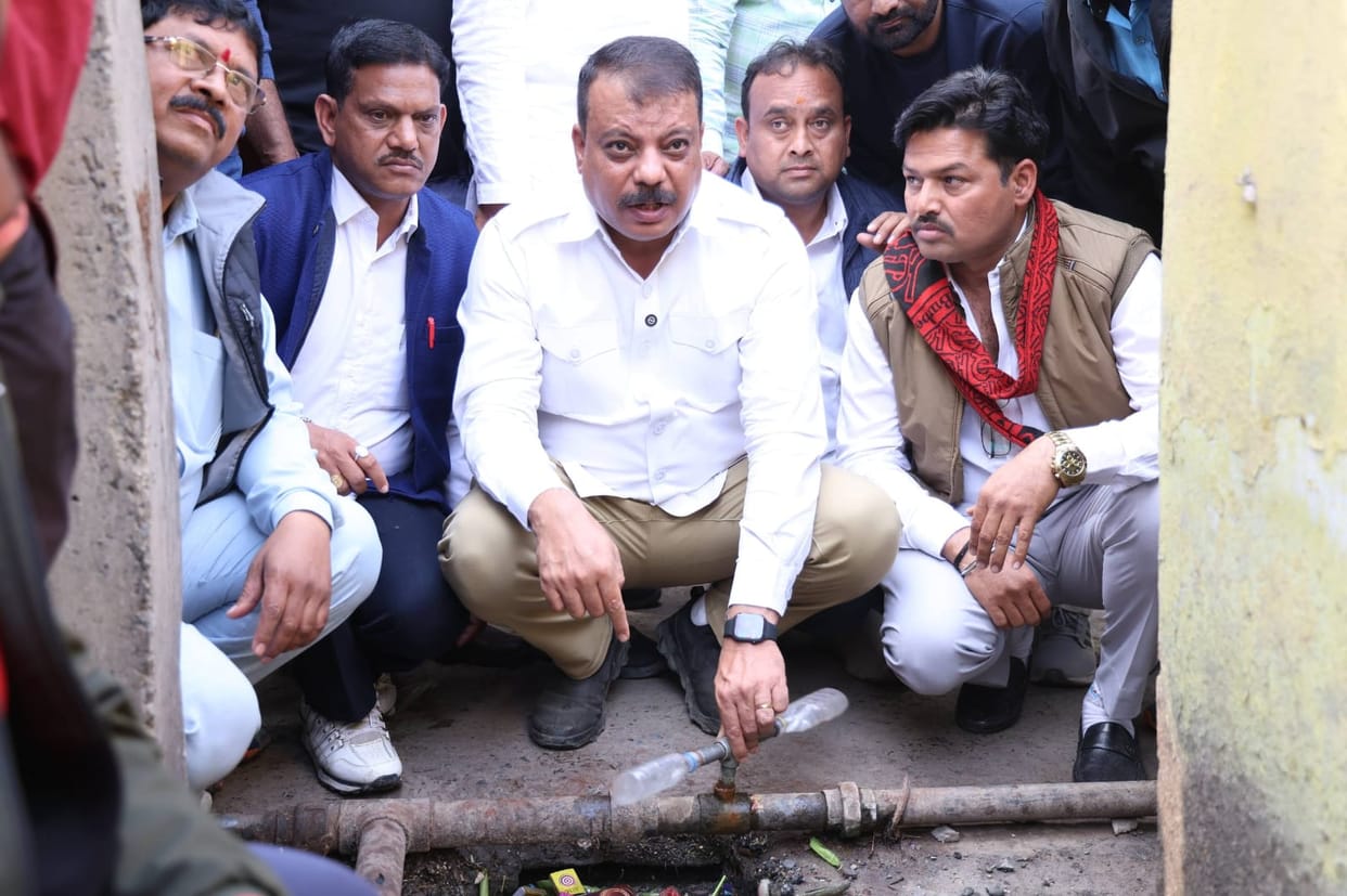 Indore: Leader of the Opposition Singhar conducted a water audit in three slums of Indore, saying that dirty w