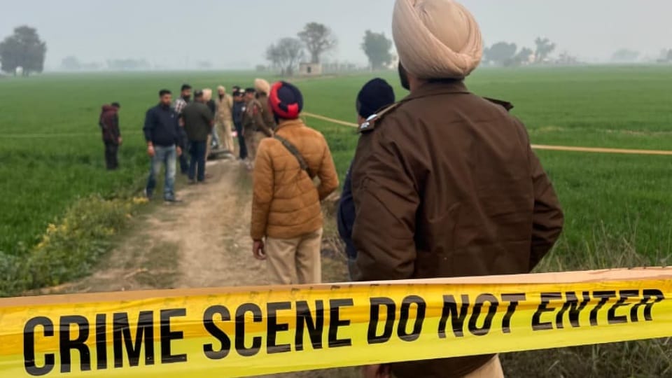 माैके पर जांच करते पुलिसकर्मी