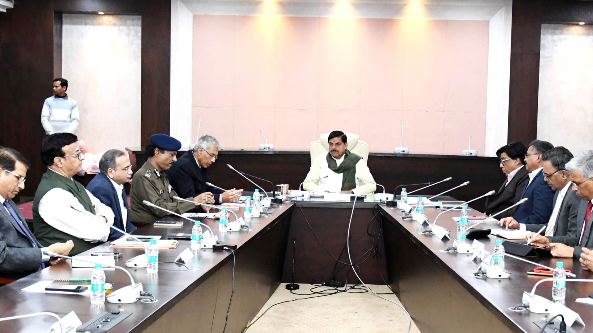 सीएम ने अधिकारियों के साथ की बैठक