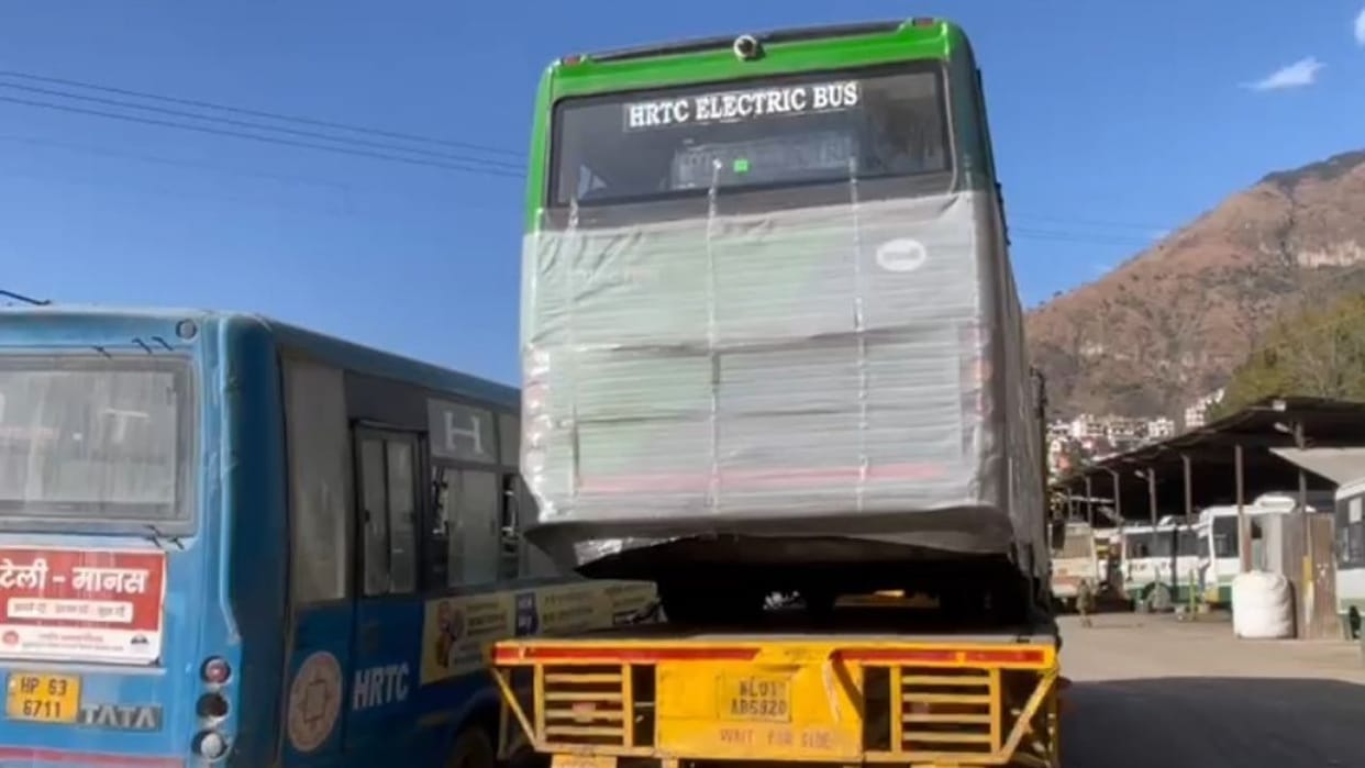 Solan electric bus kept roaming around in a trailer for three days while waiting for an auspicious time