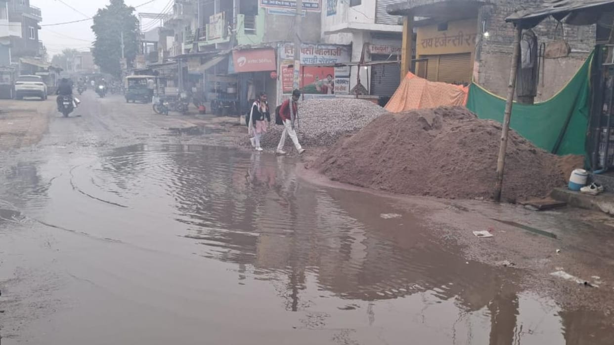Jhansi: Water filled on the road of Raksa, pipeline broke 15 days ago