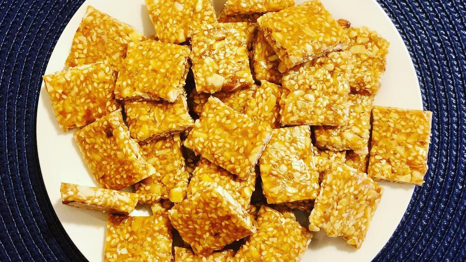 Makar Sankranti Special Til Gud Gajak Recipe in Hindi Check How to prepare at home