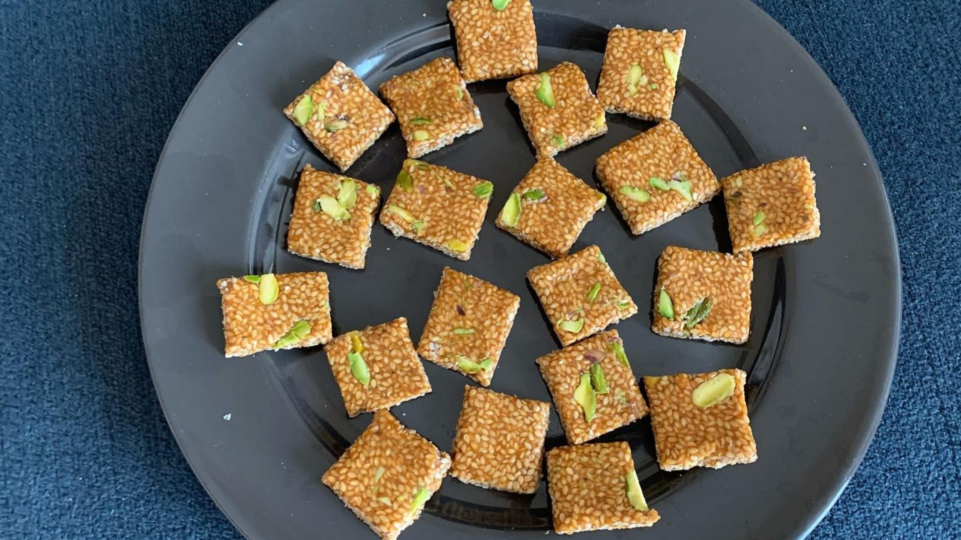 Makar Sankranti Special Til Gud Gajak Recipe in Hindi Check How to prepare at home