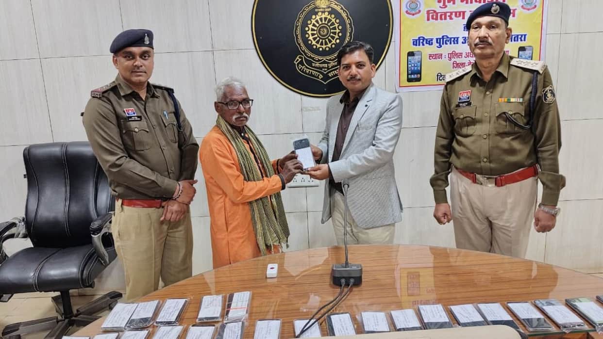 Bemtara police handed over 120 lost mobile phones to their owners