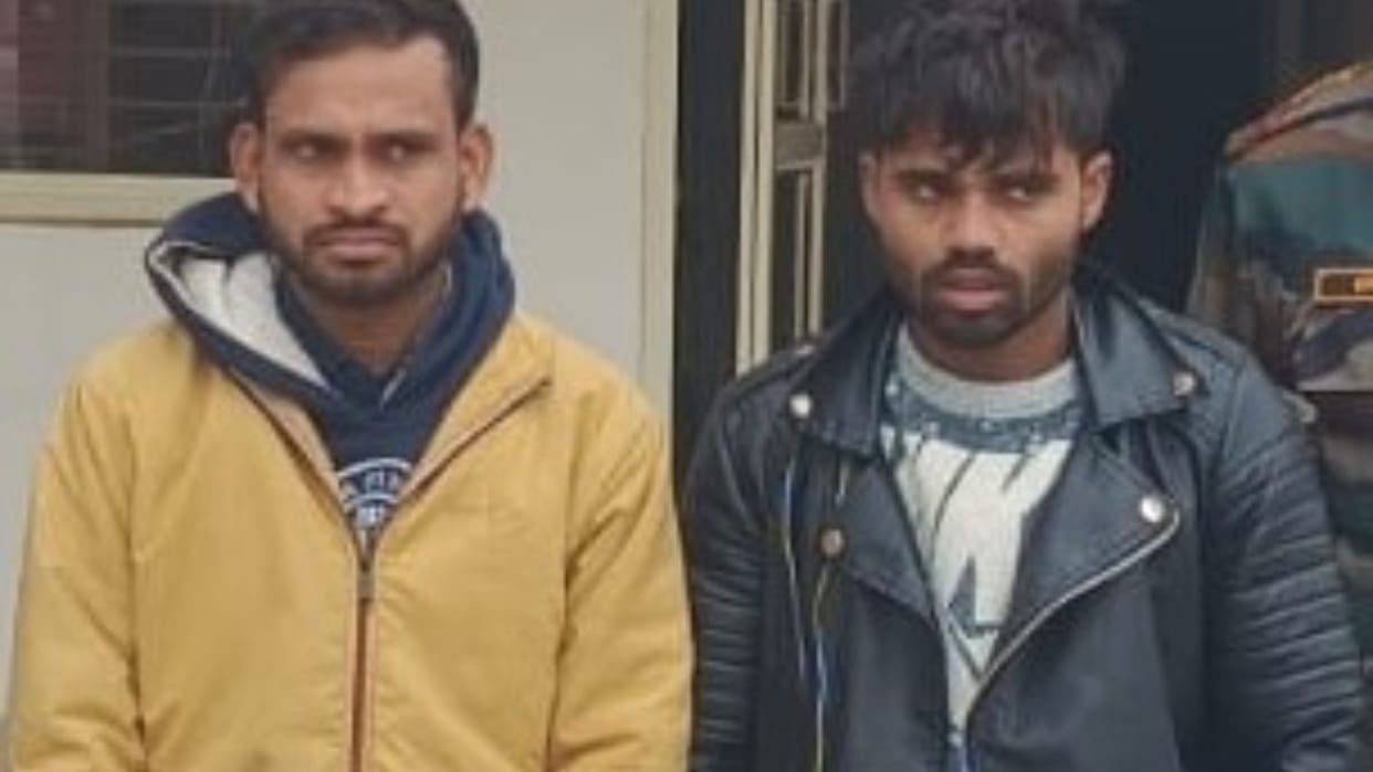 Police arrested two smugglers in Shahjahanpur