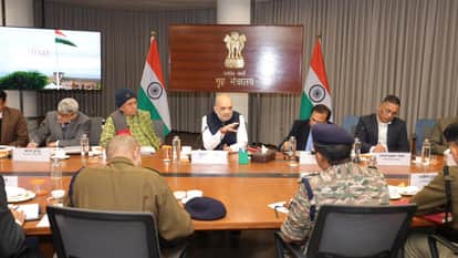 जम्मू-कश्मीर की सुरक्षा की स्थिति को लेकर बैठक की अध्यक्षता करते केंद्रीय गृह मंत्री अमित शाह