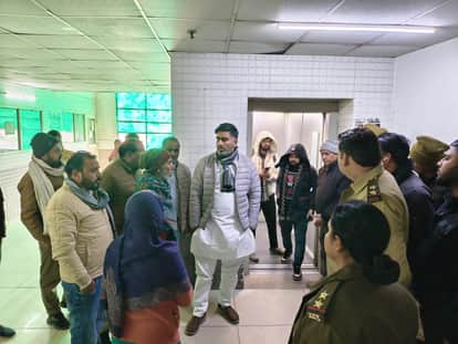 Meerut News: Tension in Kapsad Village After Dalit Womans Murder, Family Refuses Cremation Until Arrests