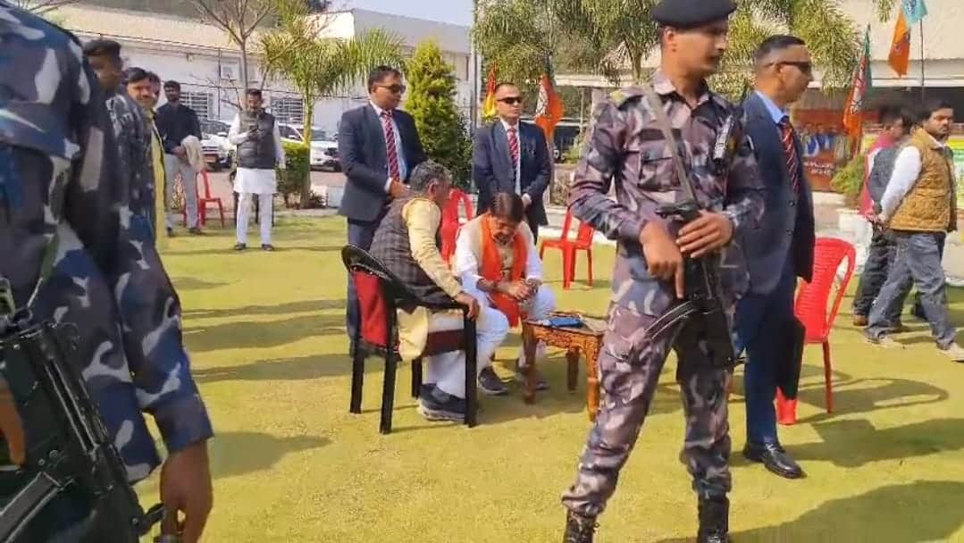 भाजपा कार्यालय में संगठन महामंत्री हितानंद के साथ मंत्री कैलाश विजयवर्गीय