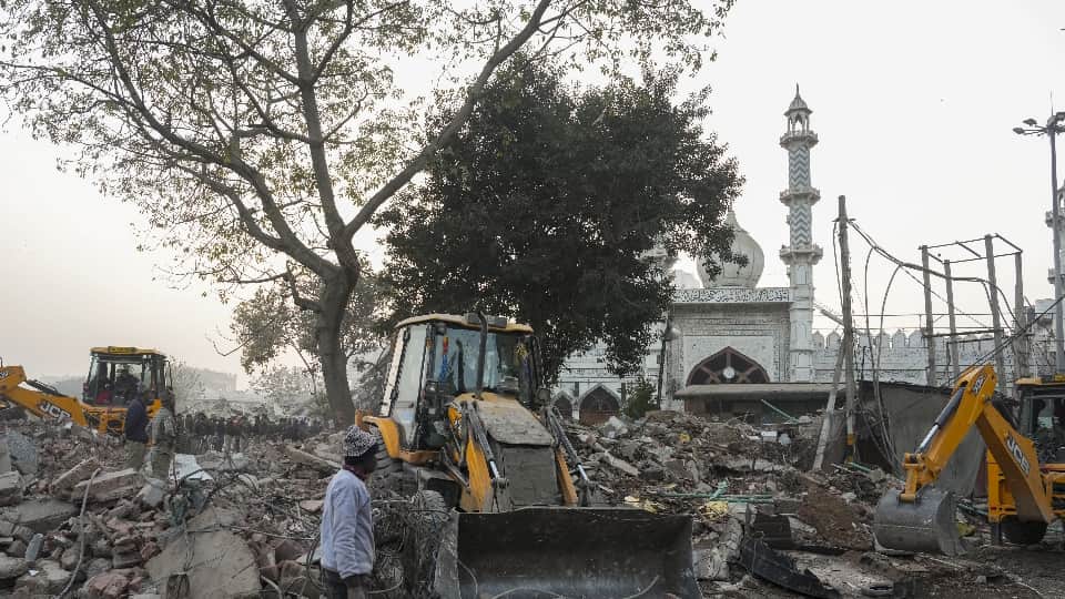 Delhi Turkman Gate area turns into a fortress like conditions prevail curfew after stone-pelting incident