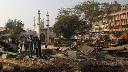 Delhi Turkman Gate area turns into a fortress like conditions prevail curfew after stone-pelting incident