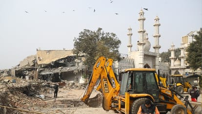 Delhi Turkman Gate area turns into a fortress like conditions prevail curfew after stone-pelting incident